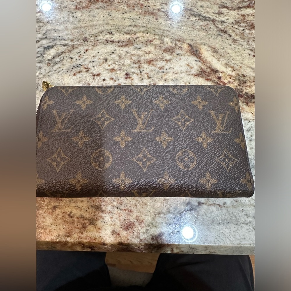 Louis Vuitton AUTHENTIC Zippy Organizer Monogram Wallet. Larger size.